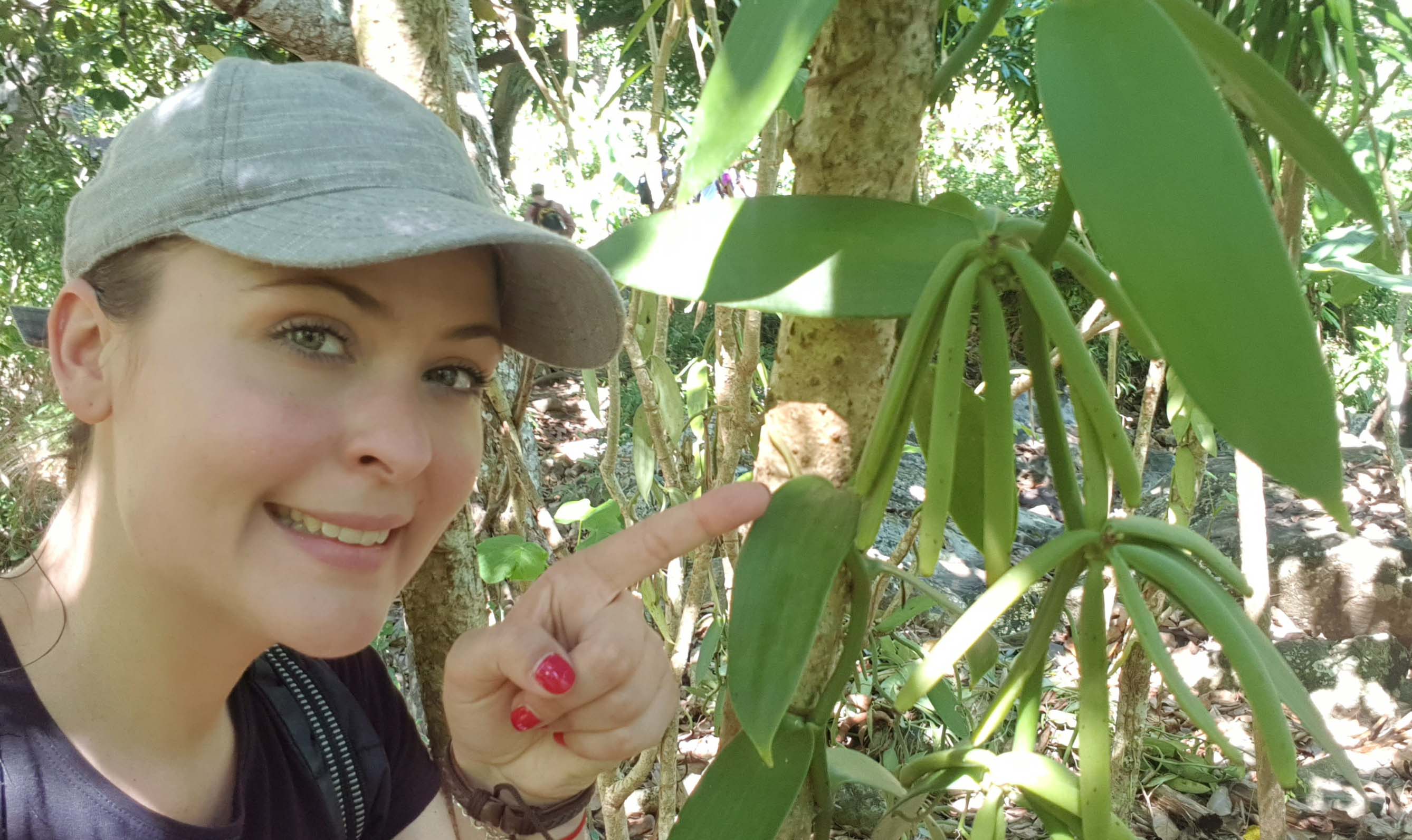 Solène Roelandts dans une plantation de vanille à Madagascar